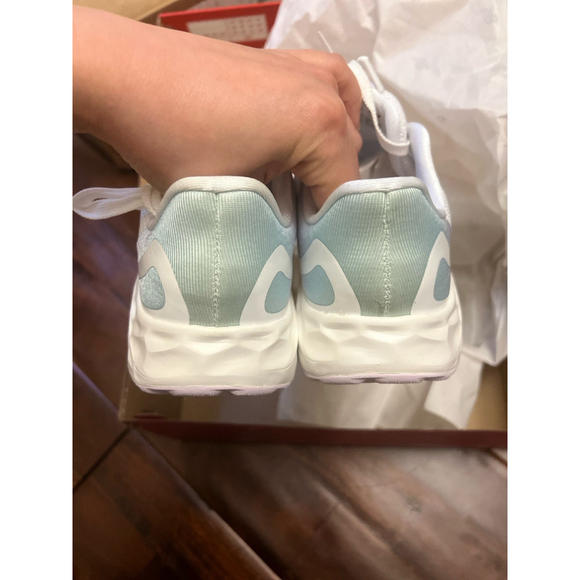 New Balance Fresh Foam Arishi V4 Sneakers Kids US 3.5Y White Running Shoes New main image 2